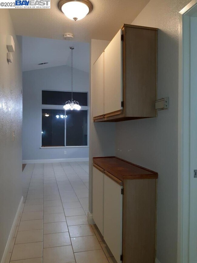 Building Photo - 1205 Cribari Dr