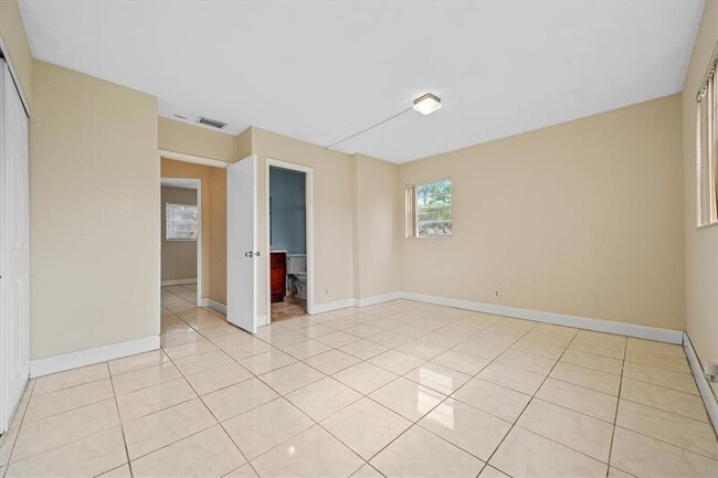 Building Photo - 5031 W Oakland Park Blvd