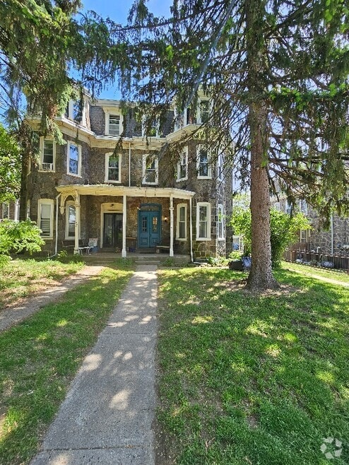 Building Photo - 142 Sumac St