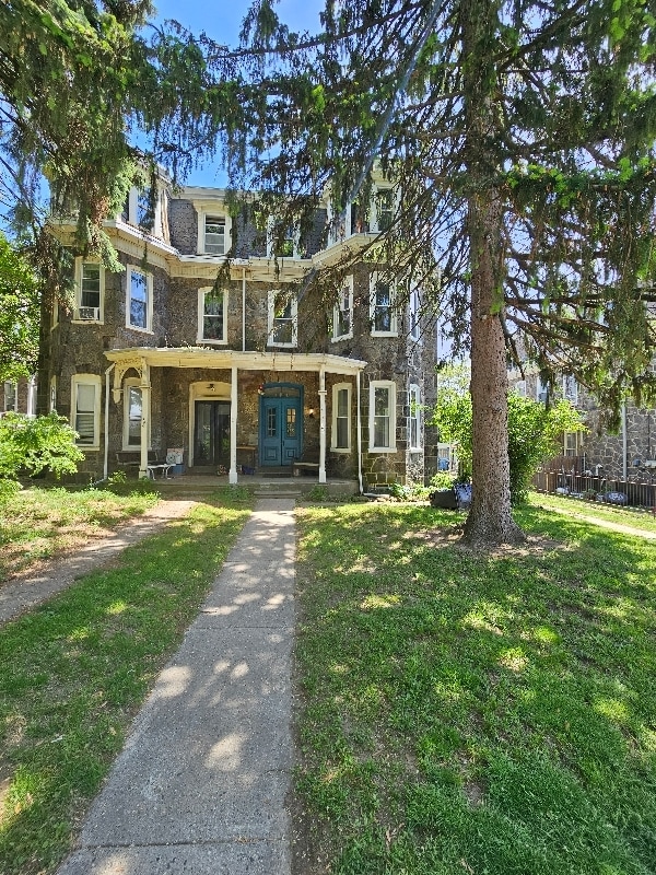 Building Photo - 142 Sumac St