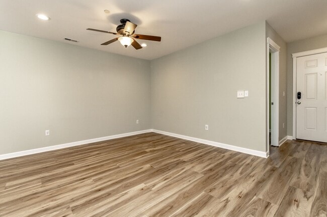 Building Photo - 3 bedroom, 2.5 bath DuPont home featuring AC!