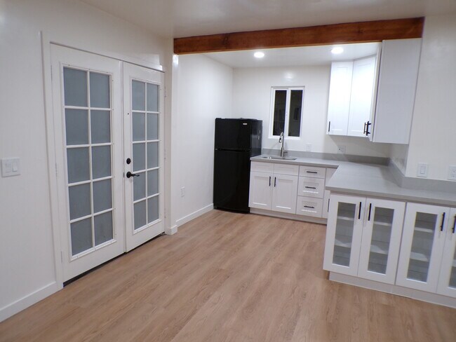 Building Photo - 739 Twin Oaks Ave