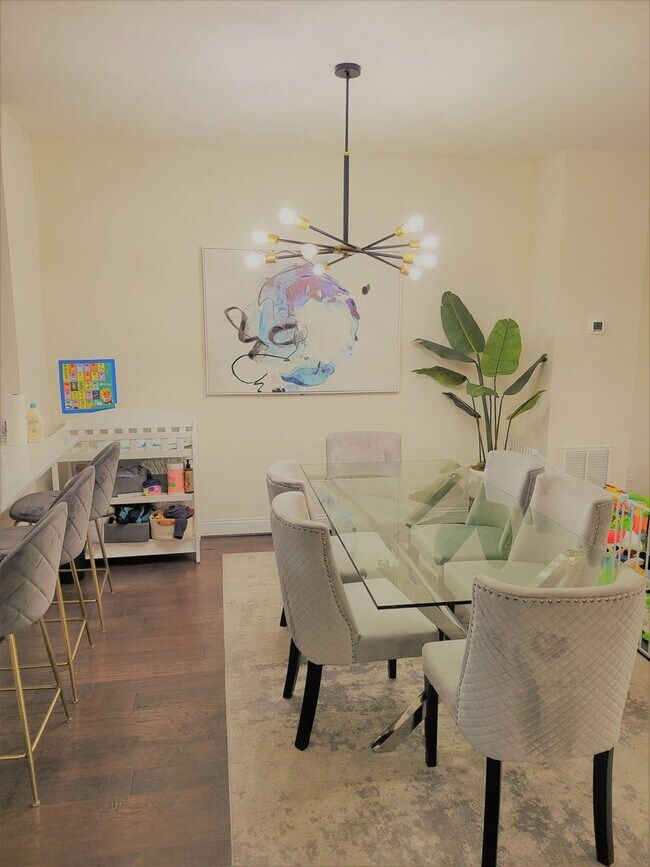 Building Photo - Stunning 4 bedroom 3.5 bath townhome locat...