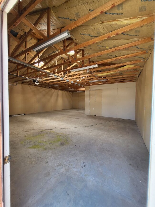 Building Photo - 330 China St