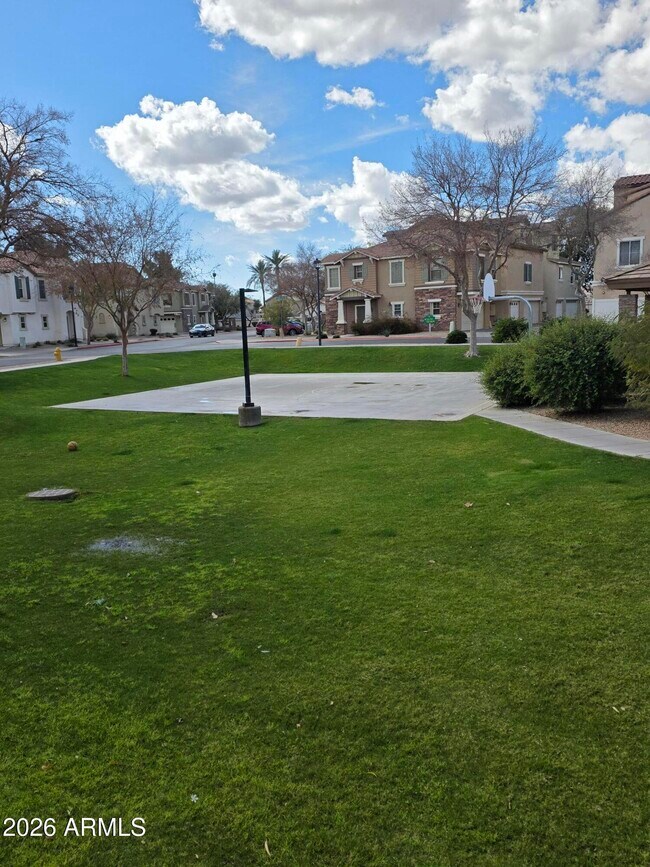 Building Photo - 942 W Aspen Way