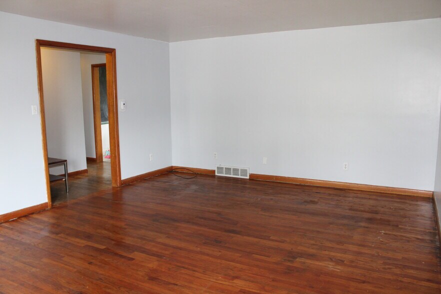 Living room - 1129 W Carson St
