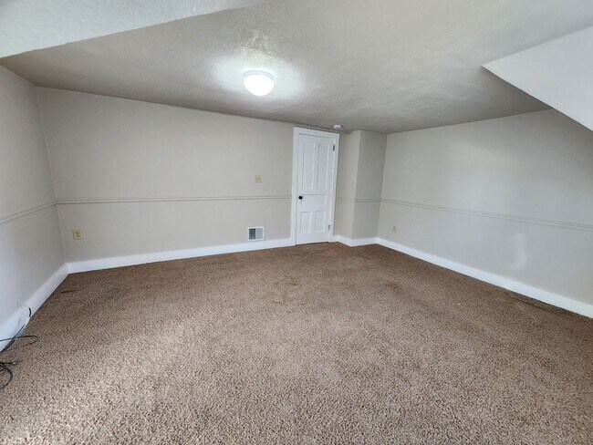 Building Photo - Spacious 3 Bedroom 1.5 Bathroom Home