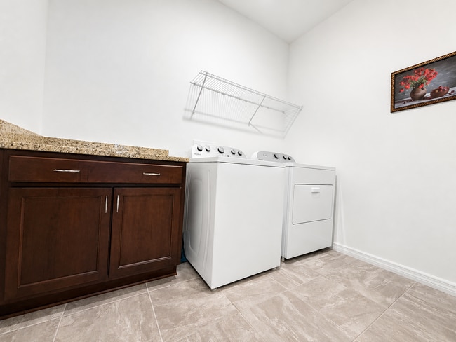 Building Photo - Experience modern & expansive living in this corner-lot 5Bedrooms/3.5Bath home at Ocala!