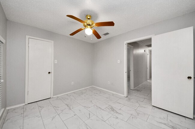 Building Photo - 527 Oakdale Dr