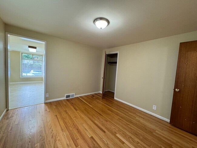 Building Photo - Charming rambler 2 bed 1 bath and office s...