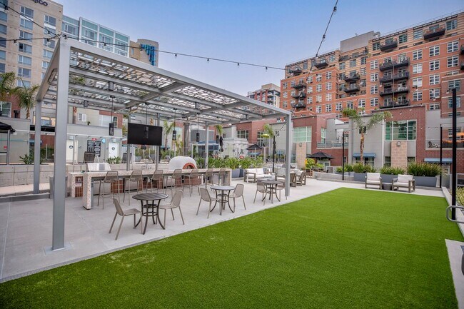 Building Photo - Modern Townhome Living in the Heart of Dow...