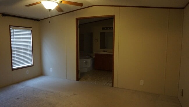 Building Photo - 3 Bedroom mobile home in the County