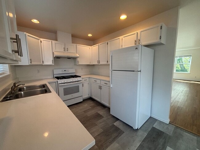 Building Photo - Available Now! Charming Home Across from Judkins Park