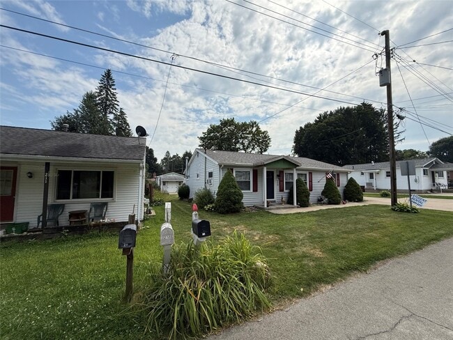 Building Photo - 213 Hickory St
