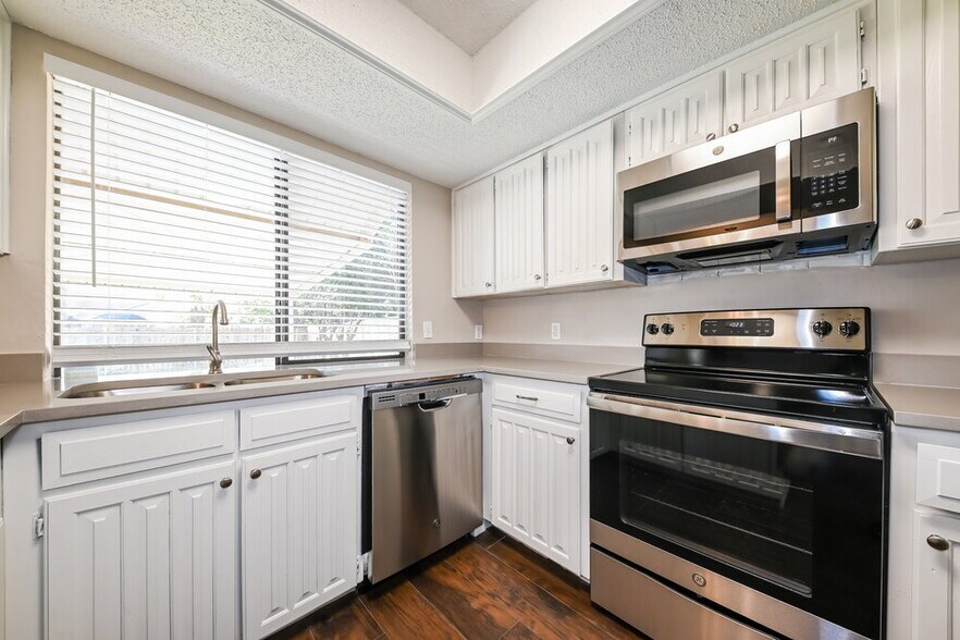 Building Photo - 1402 Sayles Ave