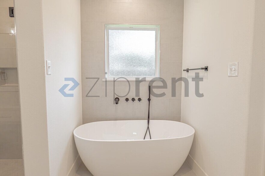 Building Photo - 9705 Lancelot Cir