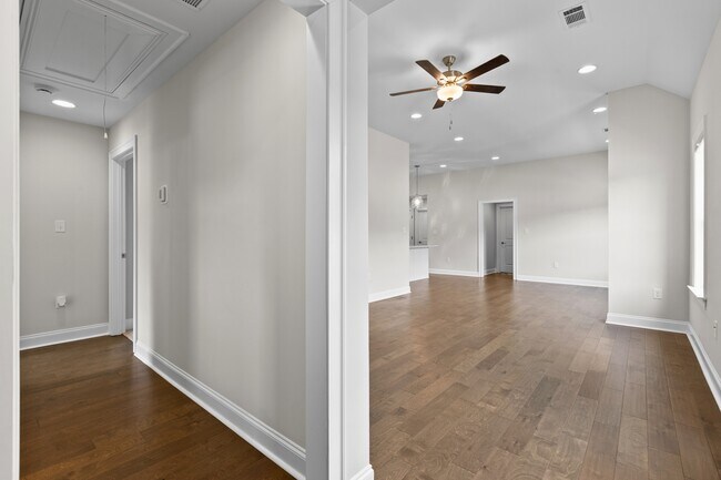Building Photo - 2272 Lakeview Dr