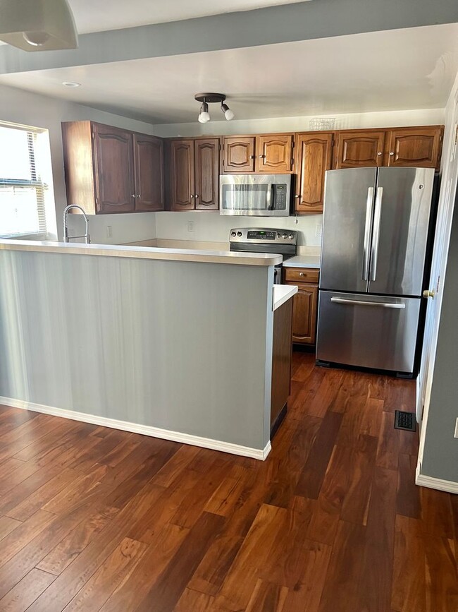 Building Photo - 3 Bedroom, 2.5 Bath Townhouse in Park Hampton