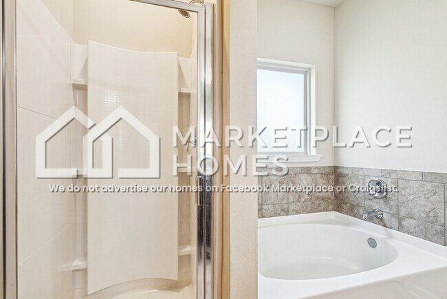 Building Photo - 905 Lakeshore Vlg Pt