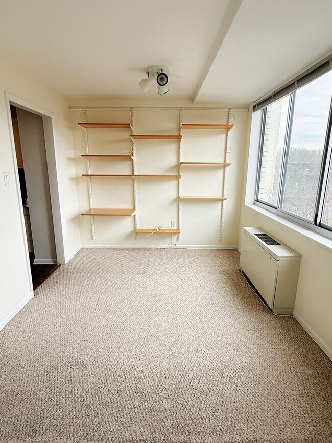 Building Photo - Ready for immediate move-in! 1 bed/1bath in Grosvenor.