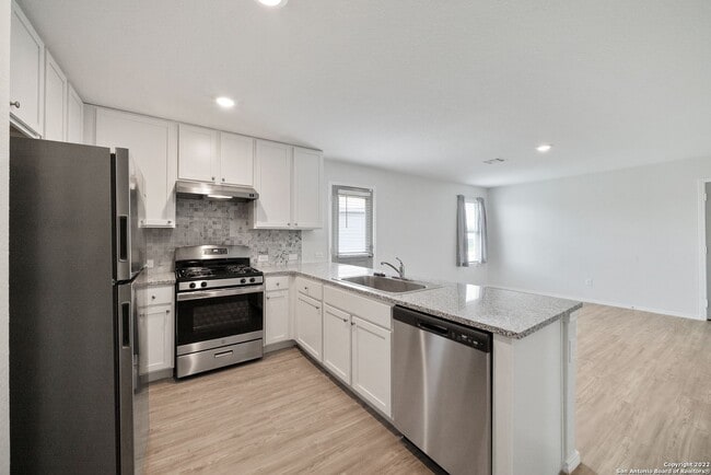 Building Photo - $300 OFF 1ST MONTH RENT IF YOU MOVE IN WIT...