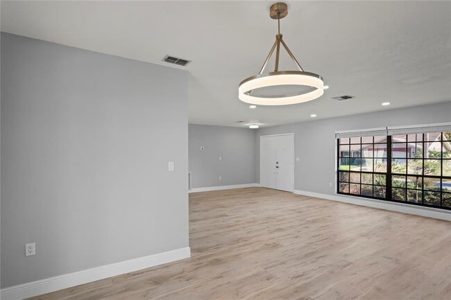 Building Photo - 8312 Roxboro Dr