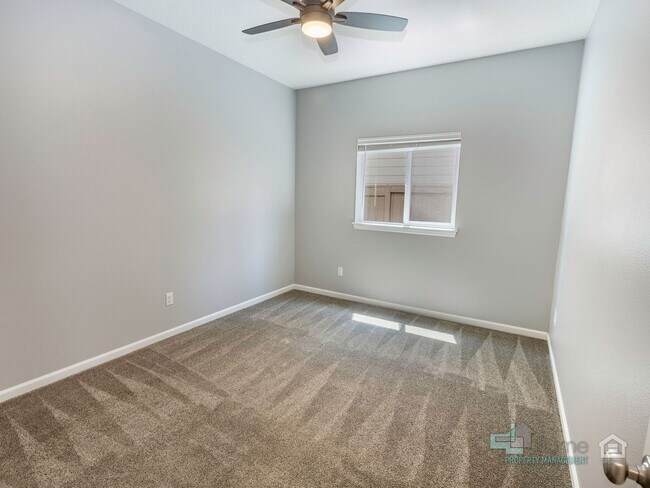 Building Photo - Spacious 4 Bedroom Home with Solar Power N...
