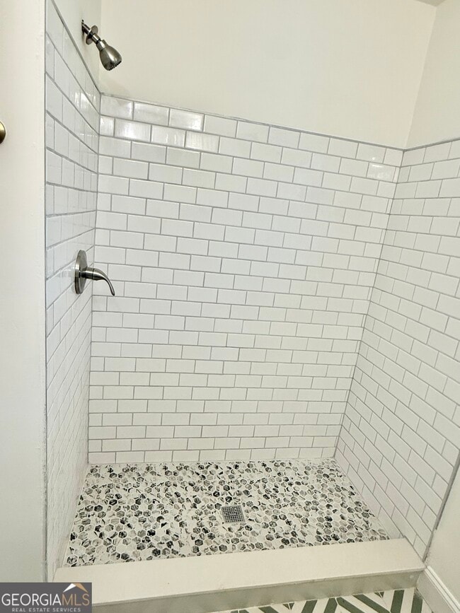 Building Photo - 110 Elm Dr