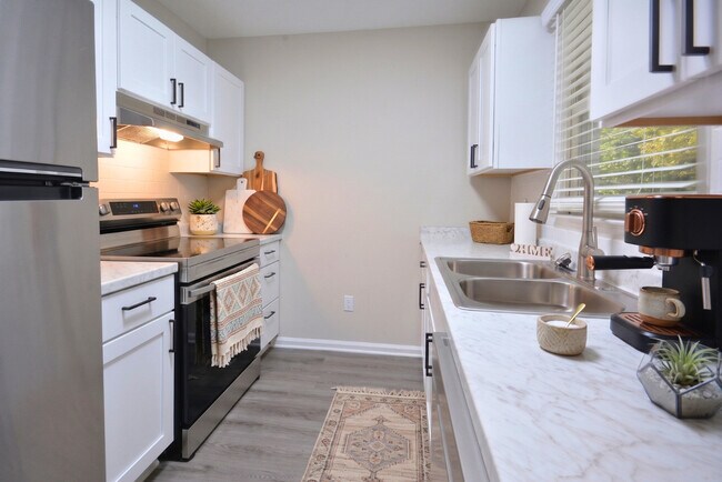 Sherrill Place Apartments in High Point, NC - Jamestown Manor Apartments