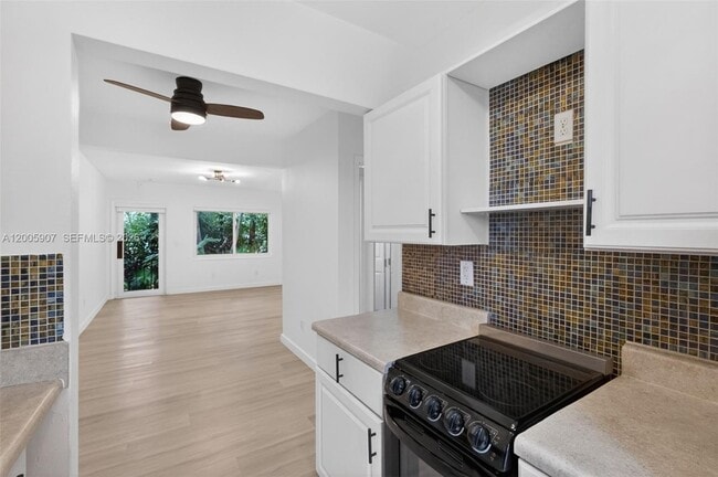 Building Photo - 428 Collins Ave