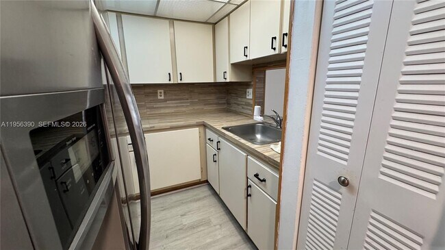 Building Photo - 9688 Fontainebleau Blvd