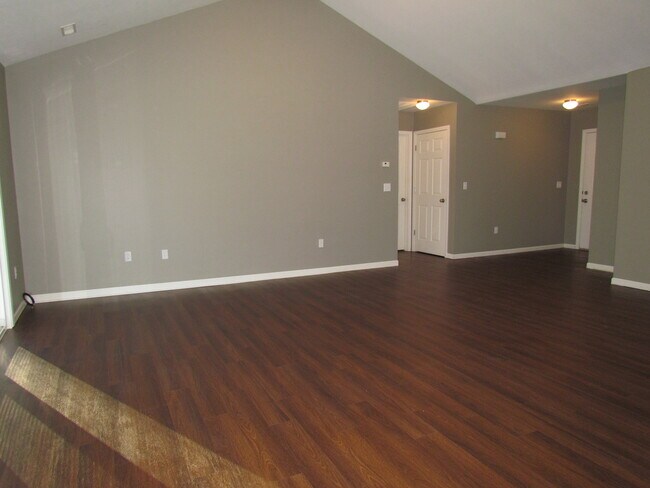 Building Photo - 15908 Tracker Ln