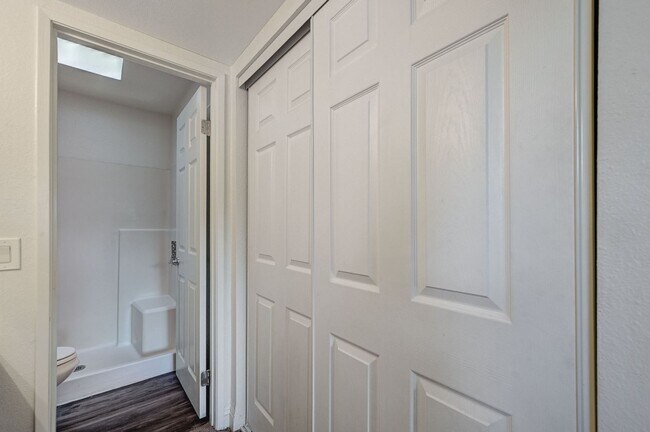 Building Photo - Charming 2 Bed 2 Bath!