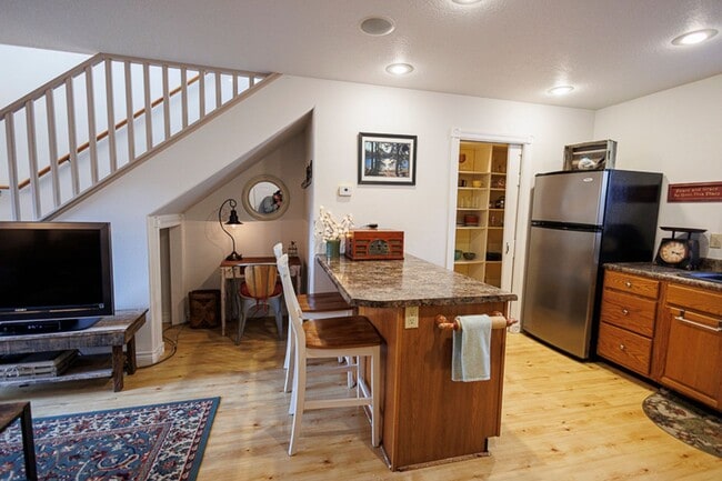 Building Photo - The Nest: Fully Furnished detached Cottage...
