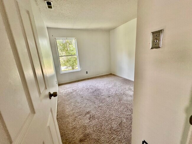 Building Photo - Perry Township 3 bedroom 2.5 bathroom