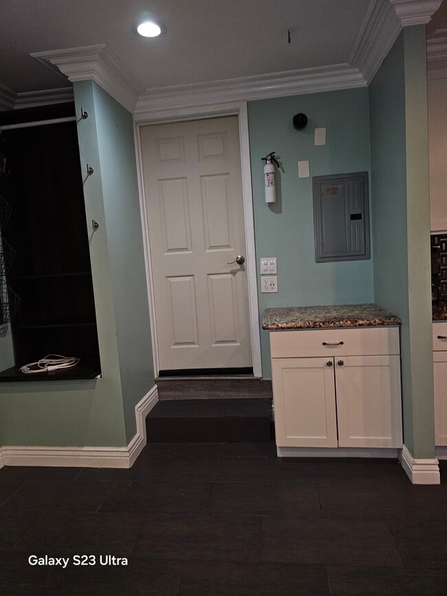 Building Photo - 3800 Hillsdale Dr