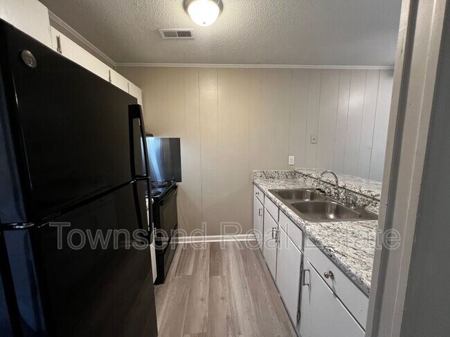 Building Photo - 5874 Century Oaks Dr