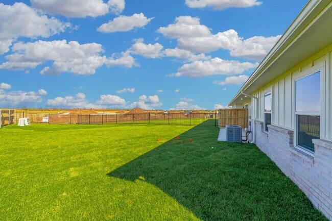 Building Photo - 3 Bedroom Townhome! Goddard School District!