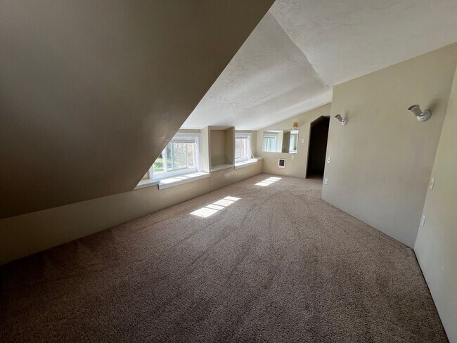 Building Photo - 3- bedroom 2-bathroom home in Pleasant Hill