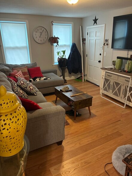 1st flr living - 26 Read St