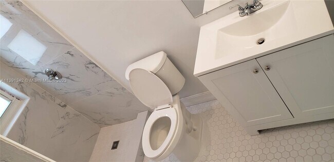 Building Photo - 1128 SW 21st Ave