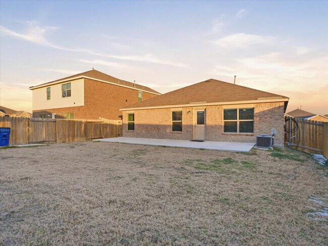 Building Photo - "Charming 3-Bed Oasis with 2 Full Baths in Heath - 1244 Sq Ft of Comfort with Washer/Dryer Includ...