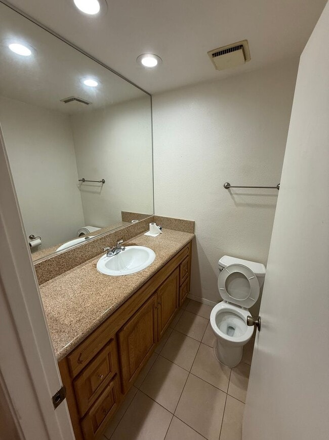 Building Photo - Prime Location End-Unit 3BR 2.5BA Townhome for Rent