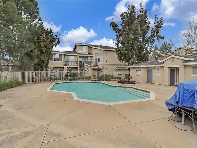 Building Photo - 1075 Esparanza Way