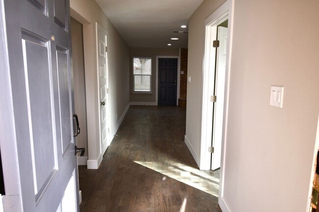 Building Photo - Beautifully remodeled 4 bedroom, 3 Bath