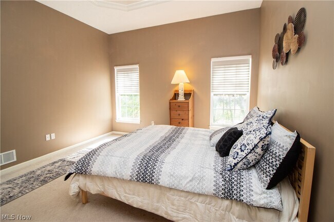 Building Photo - 4977 Lake View Dr