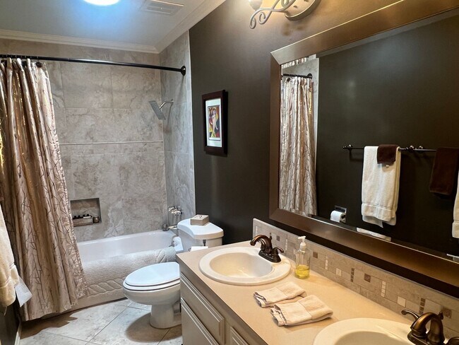Building Photo - 6bd/3ba Bellevue House