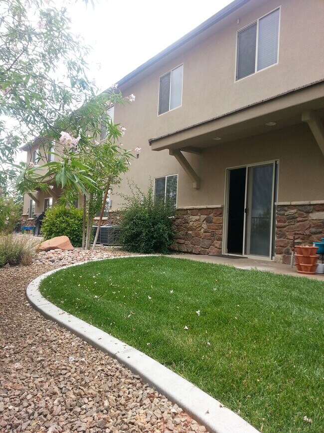 Building Photo - Townhome with Pool and Playground!
