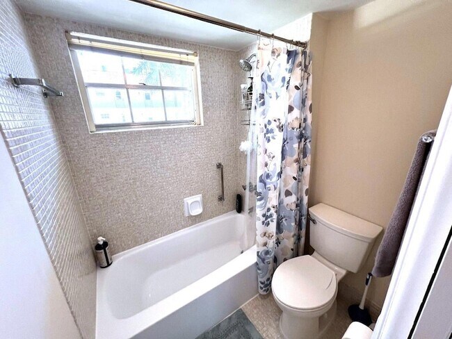 Building Photo - 5580 Tamberlane Cir