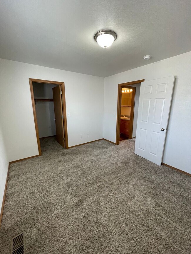 Building Photo - 1308/1310 W Lakeside Dr